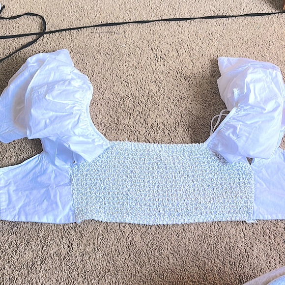 White crop top, Ruffled off the shoulder sleeves, Tie in the back, summertime - Picture 1 of 2